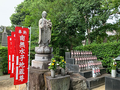 横蔵寺にある水子地蔵尊と石像