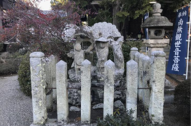 花山法皇旅姿の石像