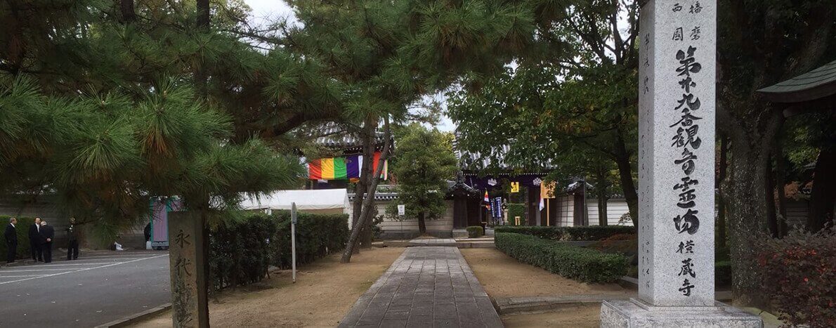 横蔵寺の入り口です。左側に駐車場がございます。